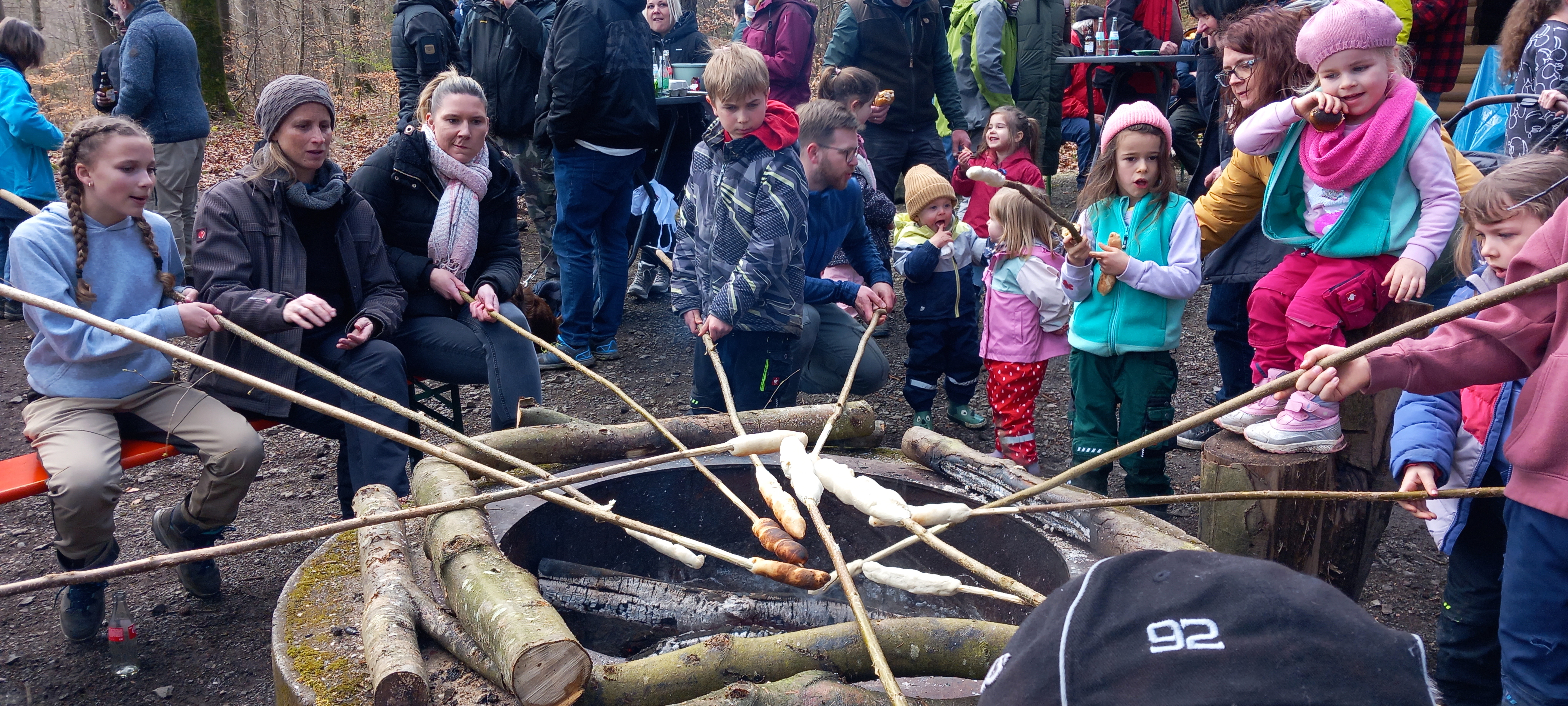 Stockbrot bei der Ostereierwanderung